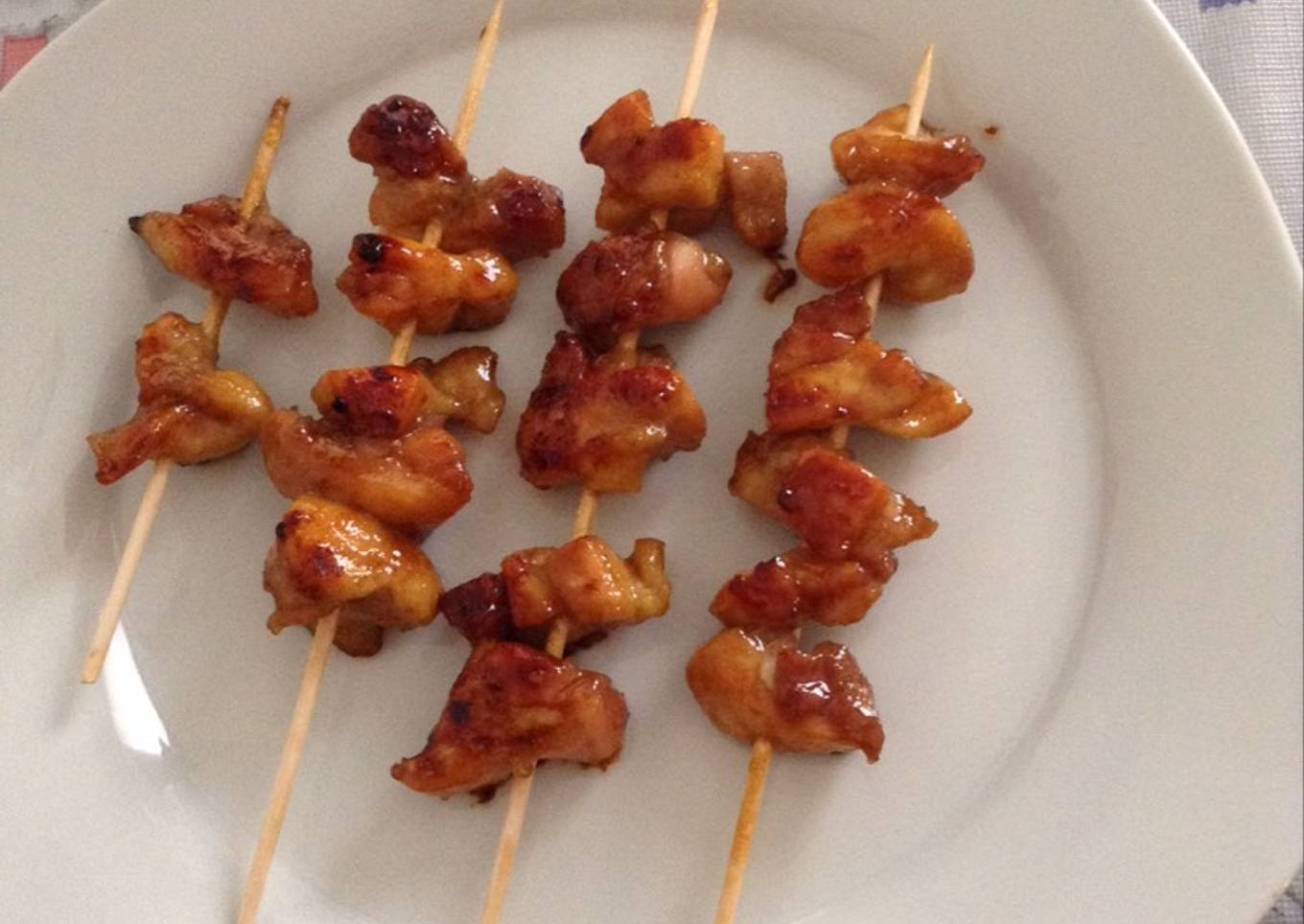 Brochetas de pollo con miel y soja