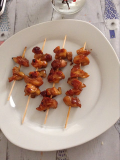 Foto principal de Brochetas de pollo con miel y soja