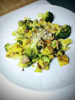 Una foto de Revuelto de brócoli con setas vegano