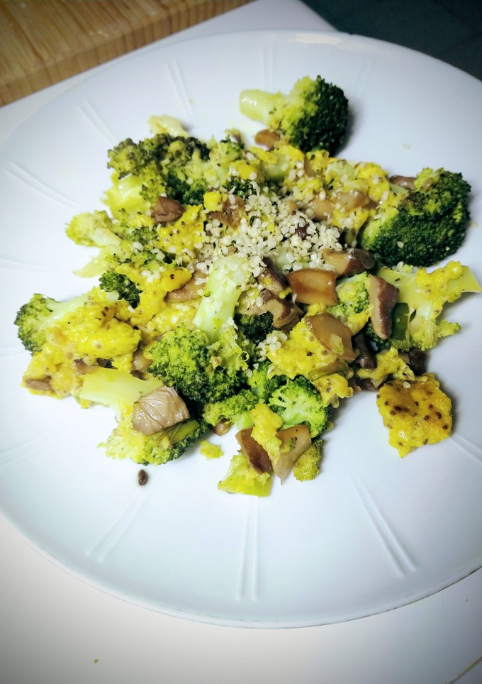 Una foto de Revuelto de brócoli con setas vegano