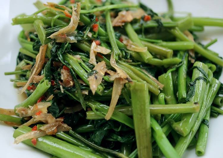 Recipe of Super Quick Homemade Sambal Kang Kong (Water Spinach)