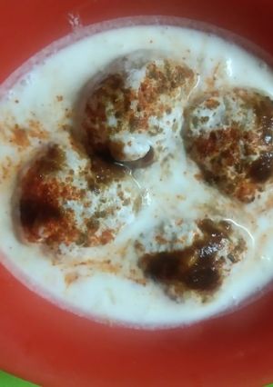 A picture of Dahi vade.