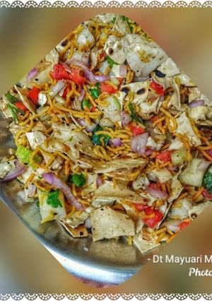 A picture of Roasted Papad Chaat.