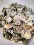 Macarrones de espirulina con almejas en salsa verde