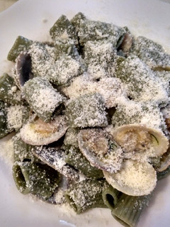 Una foto de Macarrones de espirulina con almejas en salsa verde