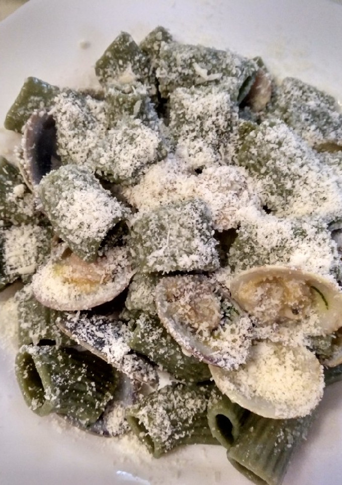 Una foto de Macarrones de espirulina con almejas en salsa verde