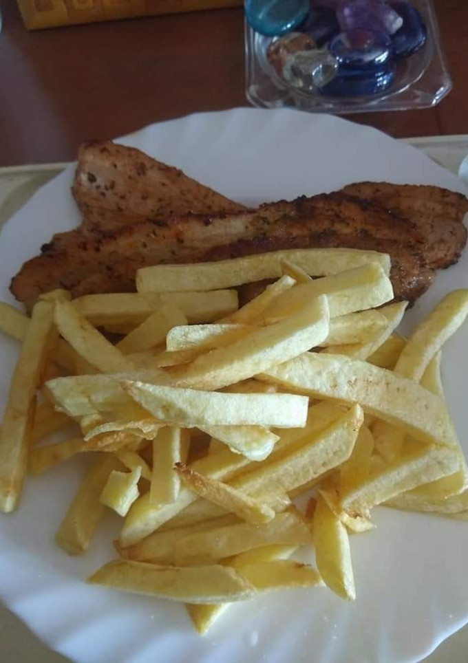 Una foto de Panceta adobada y frita con papas fritas