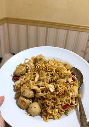 Foto resep Mie Tumis Bakso (Indomie jumbo ayam panggang)