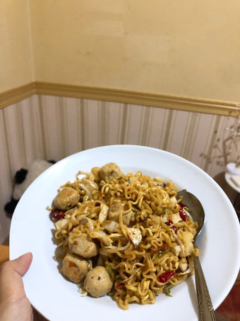 Anti Ribet, Membuat Mie Tumis Bakso (Indomie jumbo ayam panggang) Praktis