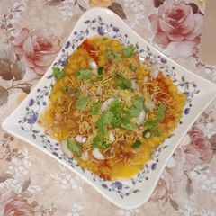 A picture of Aloo tikki chat.