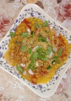 A picture of Aloo tikki chat.