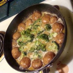 A picture of Taisen's Sauteed Mushrooms and Broccoli.