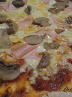 Una foto de Pizza de jamón y champiñones
