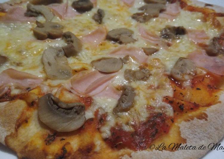 Pizza de jamón y champiñones
