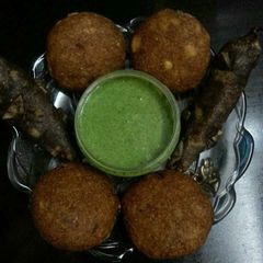 A picture of Stuffed aloo tikki with mirchi pakoda.
