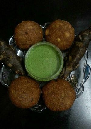 A picture of Stuffed aloo tikki with mirchi pakoda.