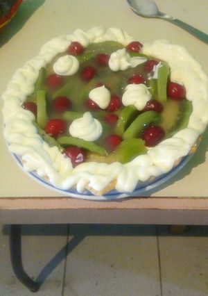 Una foto de Tarta frutal de kiwi cerezas!!