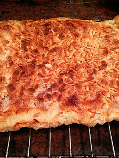 Una foto de Coca de chicharrones catalana