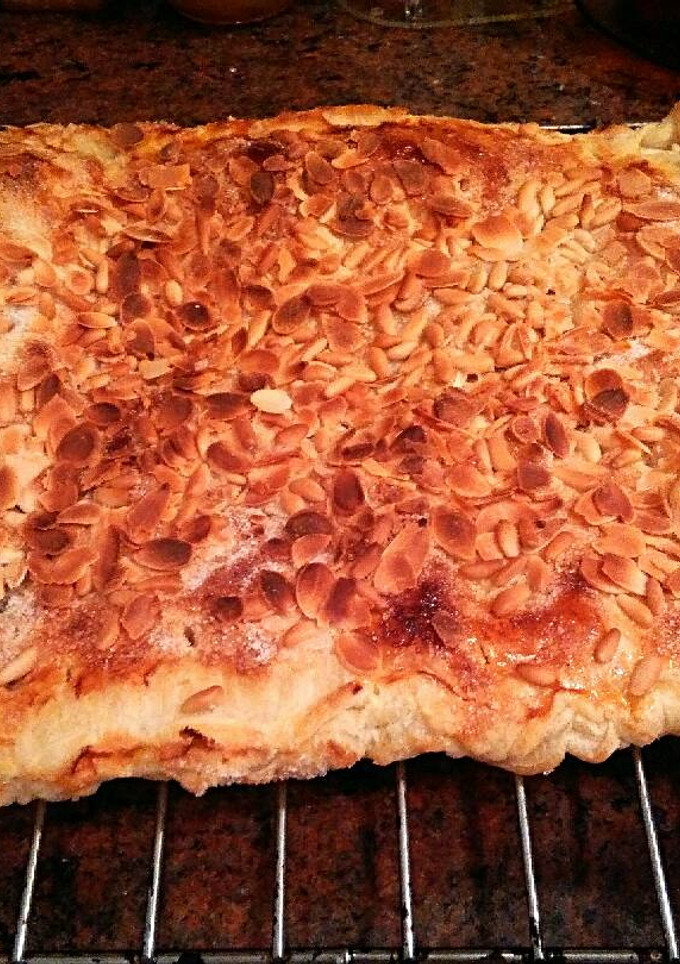 Una foto de Coca de chicharrones catalana