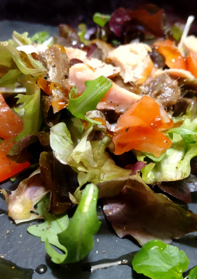 Una foto de Ensalada gourmet de ventresca y anchoas con aliño de Pedro Ximénez