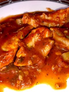 Una foto de Pescado en salsa de tomate súper rápido 🥫🐟
