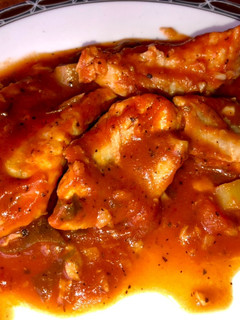 Una foto de Pescado en salsa de tomate súper rápido 🥫🐟