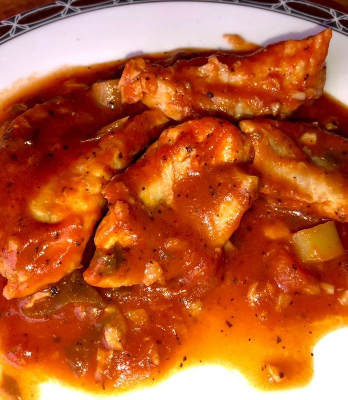 Una foto de Pescado en salsa de tomate súper rápido 🥫🐟