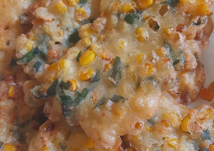 Bakwan jagung campur daun bayam