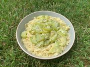 Une photo de tagliatelle de courgette