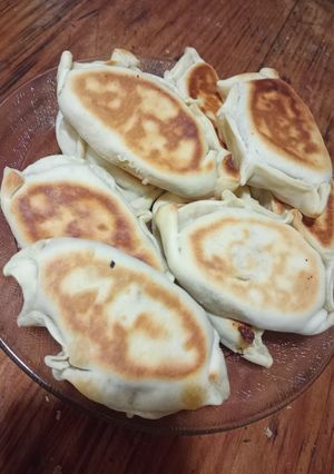 Una foto de Empanadas de choclo, con verduras y un poquito de queso cremoso