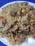 Arroz con chuleta de cerdo y maíz tierno