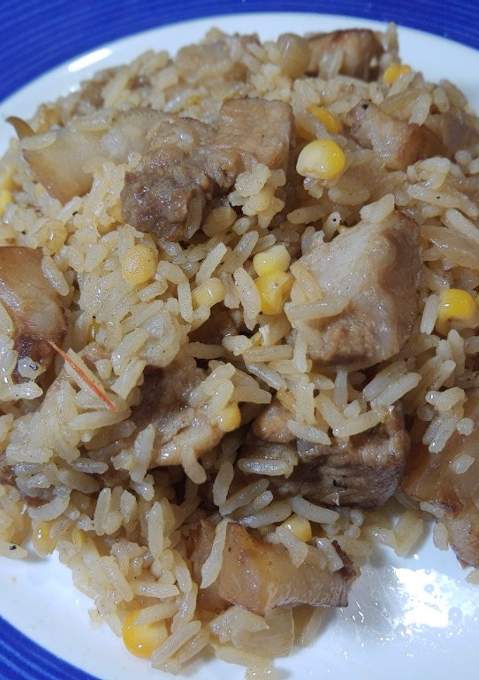 Una foto de Arroz con chuleta de cerdo y maíz tierno