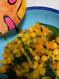 Una foto de Garbanzos con acelgas y cúrcuma