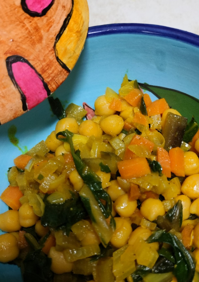 Una foto de Garbanzos con acelgas y cúrcuma