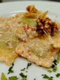 Ravioli Ripieni di Ricotta con Pomodorini Freschi, Noci e Crema di Parmigiano