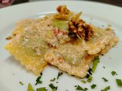 Una foto di noce ravioli
