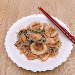 A picture of Mixed seafood fried rice noodles.