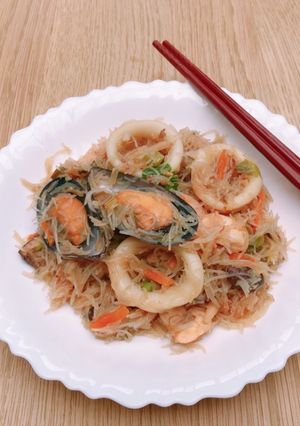A picture of Mixed seafood fried rice noodles.