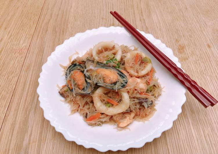 Recipe of Appetizing Mixed seafood fried rice noodles