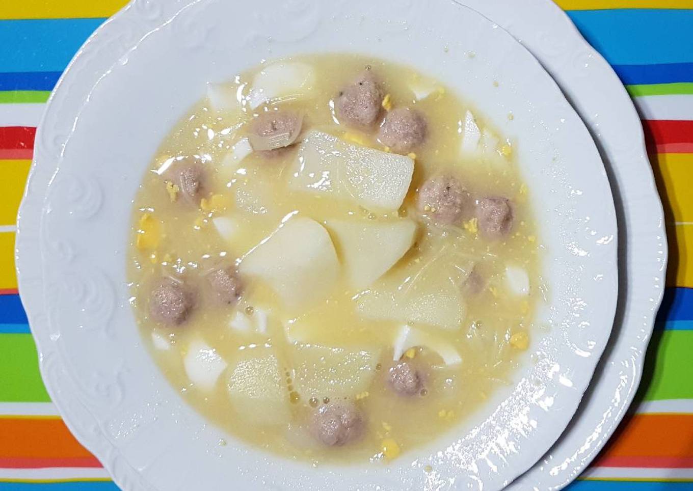Sopa con albóndigas y patatas