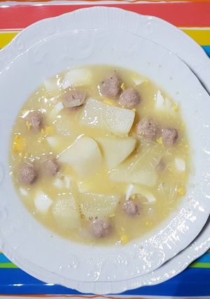 Foto principal de Sopa con albóndigas y patatas