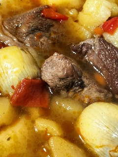 Una foto de Morcillo de ternera con alcachofas y patatas