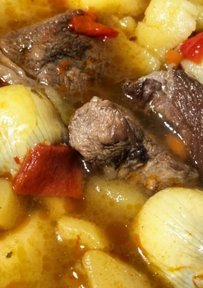 Una foto de Morcillo de ternera con alcachofas y patatas