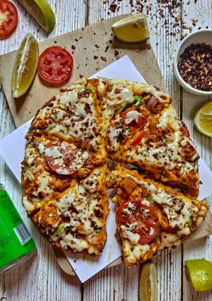 চিকেন মাখানি পিজ্জা (Chicken Makhani Pizza recipe in bengali) রেসিপির প্রধান ছবি