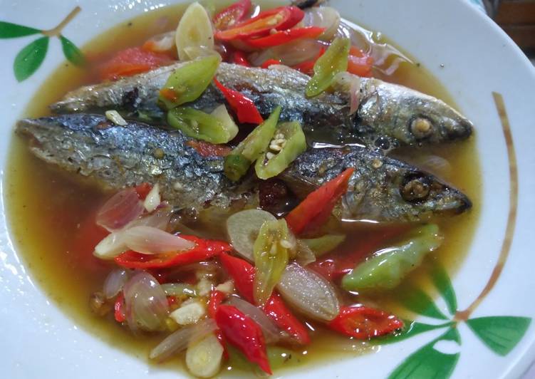 Bagaimana memasak Ikan pindang kuah pedas yang Bisa Manjain Lidah