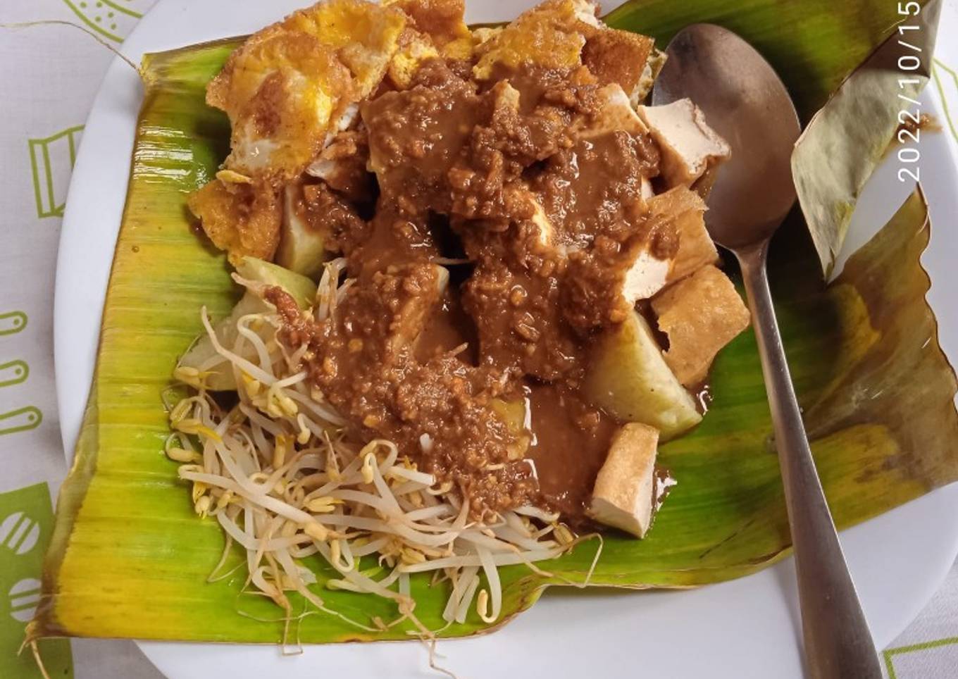 Tahu Telur Lontong Bumbu Kacang