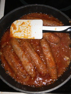 Una foto de Salchichas con tomate