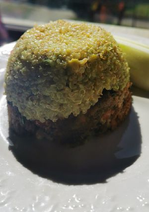 Una foto de Timbal de pasta de lentejas y atún con quinoa