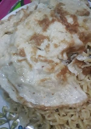 A picture of Noodles with fried egg.