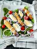 Ensalada de espinacas con cherry, pollo y huevo